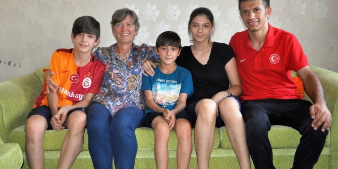 Eşinden ayrılan Rus kadın, işitme engelli üvey oğlunu bırakmadı