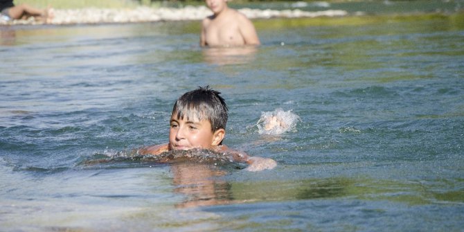 Munzur Çayı’nda yüzme keyfi