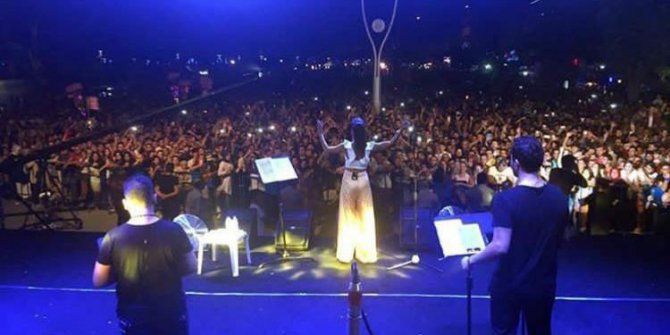 Şarkıcı Tuğba Yurt, isteği yerine getirilmeyince sahneyi terk etti