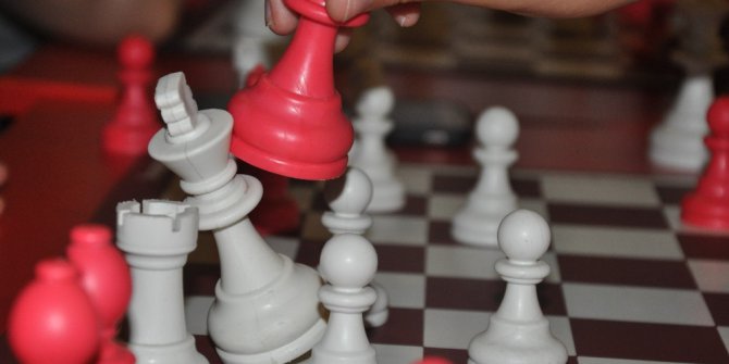 Çocukların yaz aylarında satranç kursu ilgisi