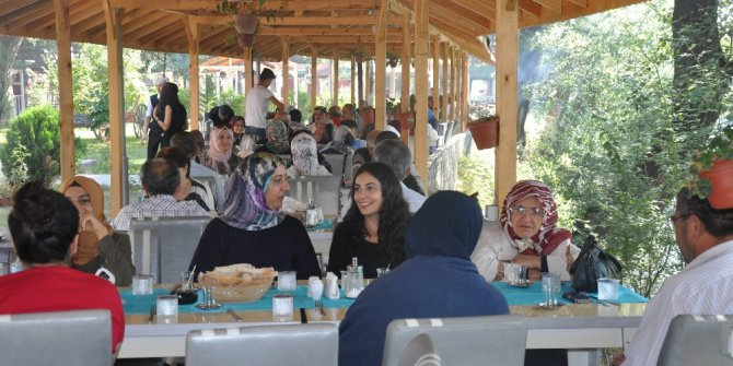 Gazi ve şehit aileleri kahvaltıda buluştu