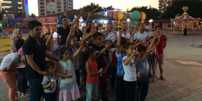 Türkmen çocukların yüzünü ülkücü ağabeyleri güldürdü