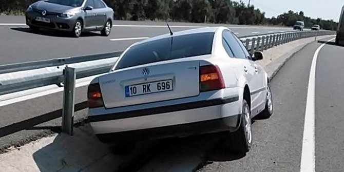 Kontrolden çıkan otomobil refüjdeki korkuluklara çarparak durdu