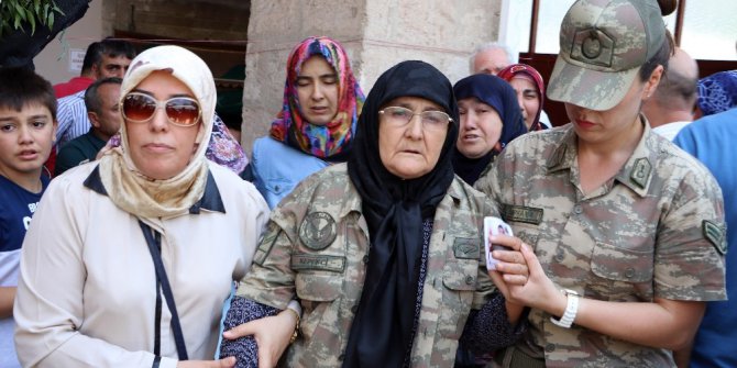 Şehidi annesi parkasıyla eşi beresiyle uğurladı