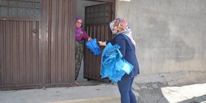Belediye personeli, kapı kapı dolaşıp çöp poşeti dağıtıyor