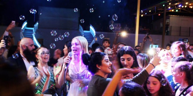 Aleyna Tilki Konya’da amcasının düğününde şarkı söyledi