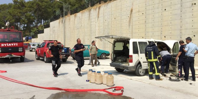 Manavgat’ta park halindeki hafif ticari araç yandı