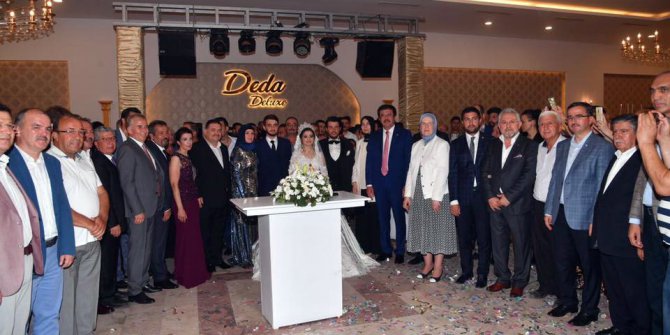 Bakan Zeybekci nikah şahidi oldu