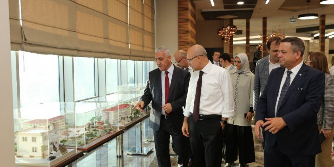 Başbakan Yardımcısı Şimşek Merinos halıyı gezdi