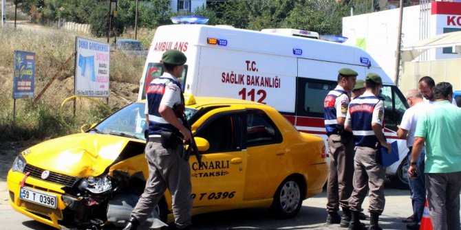 Tekirdağ’da kamyon ile ticari taksi çarpıştı: 2 yaralı