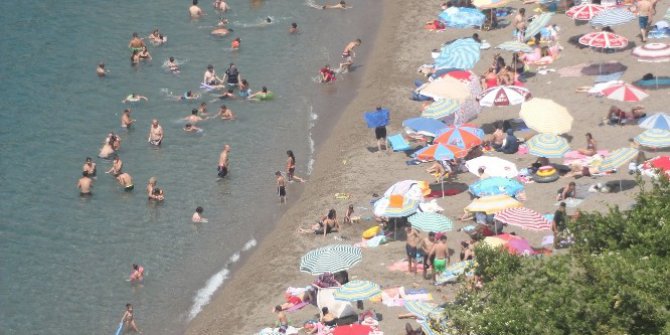 Zonguldak’ta vatandaşlar sahillere akın etti