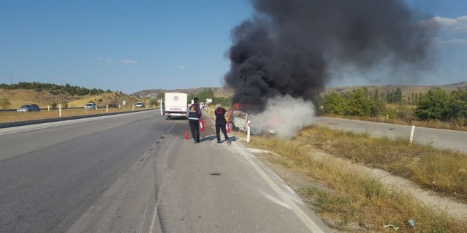 Bariyerlere çarpan araç alev topuna döndü: 1 ölü