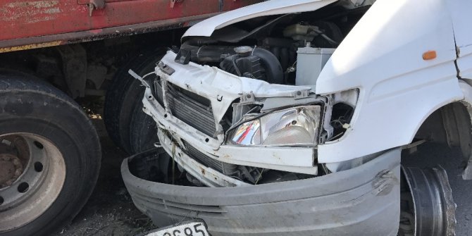 Minibüs, emniyet şeridindeki kamyona ok gibi saplandı: 4 yaralı