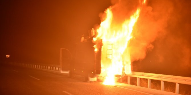 Adana’da seyir halindeki mobil araç alev alev yandı