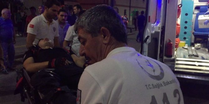 Kavgayı ayırmak isteyen polise kemerle saldırdı