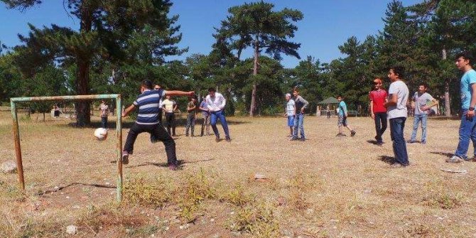 Yaz dönemi kurs öğrencilerinin piknik keyfi