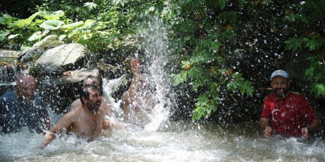 Bursalı dağcılar doğal havuzlarda serinliyor