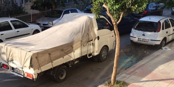 Park halindeki 3 araca çarpıp kaçtı