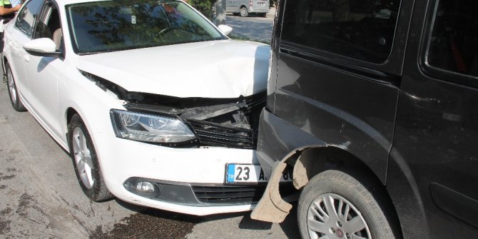 Elazığ’da 5 araç birbirine girdi