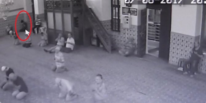 Önce namaz kıldı, sonra hayır paralarını çaldı