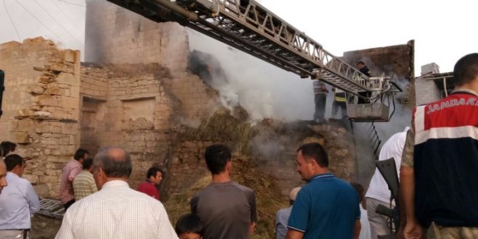 Yangında ahır ve samanlık küle döndü