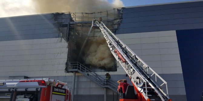 AVM’den yükselen dumanlar kilometrelerce uzaklıktan görüldü