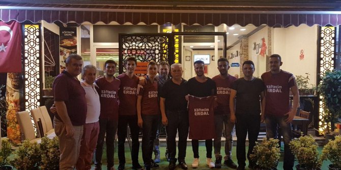 ‘Köftecim Erdal’ turnuvada kendilerini destekleyen taraftara yemek verdi