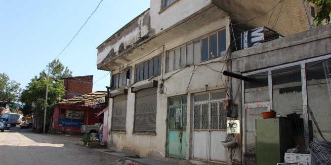 Karı-koca evlerinin önünde park kavgasında bıçaklandı