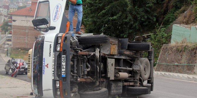 İçi boş kamyonet ters devrilerek durabildi