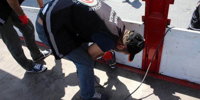 Narkotik köpeği Ari kaçakçıların hilesine rağmen eroini tespit etti