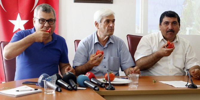 Rusya’nın yaş sebze meyve kararına domates yiyerek tepki gösterdiler