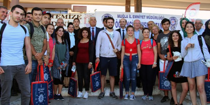 Muğla protokolü öğrencileri çiçeklerle karşıladı