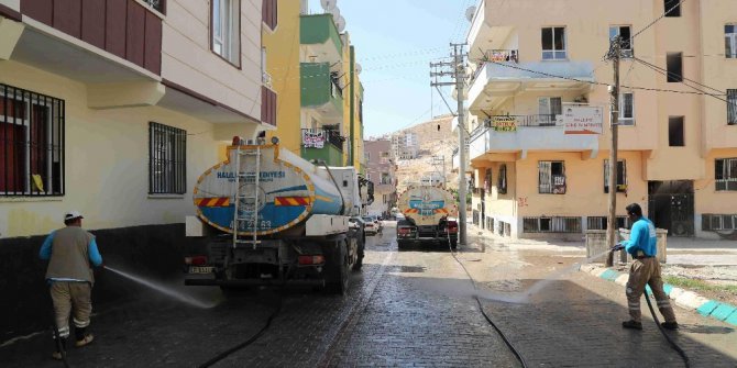 40 derece sıcaklıkta sokaklarda basınçlı su serinliği