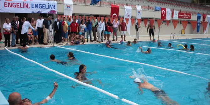 Engelliler yüzme öğreniyor