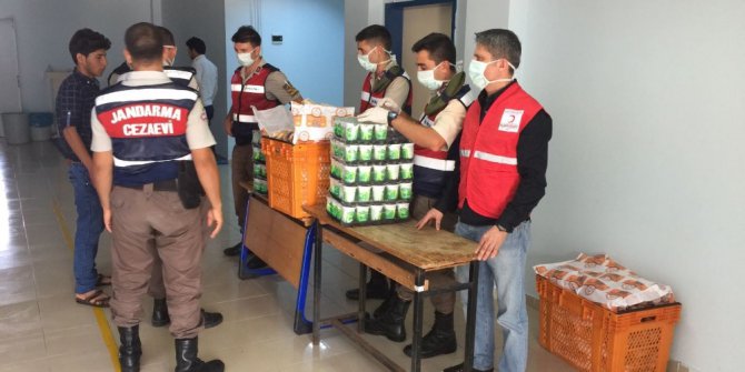 Jandarma ve Kızılay’dan şefkat eli