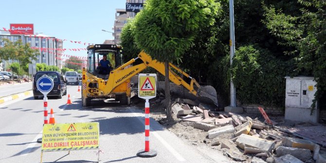 Van Büyükşehir Belediyesinden yol yenileme çalışması