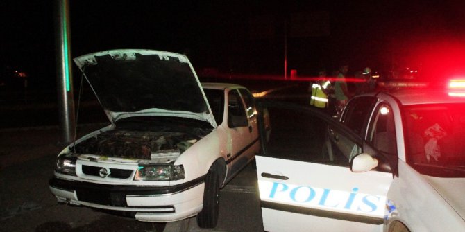Otomobil kaldırıma çarptı: 2 yaralı
