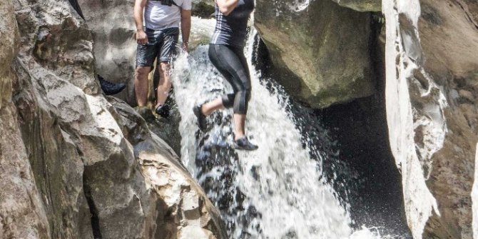 Zinav Kanyonu’nda şelaleden atlamak için birbirleriyle yarıştılar