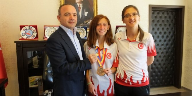 Burhaniye’de Kaymakam Öner’den Muhsine Gezer’e altın ödülü