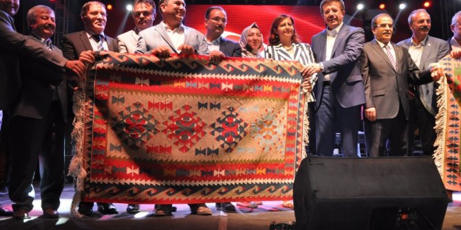 Bakan Zeybekci, Uşak’ta kilim festivaline katıldı