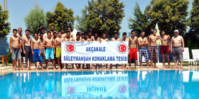 Çadırkentteki Suriyeliler yüzme öğreniyor
