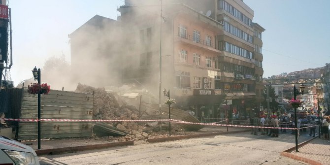 Yıkım sırasında mahsur kalan vatandaşları itfaiye kurtardı