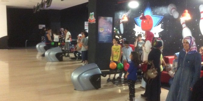 Böbrek hastası çocuklar bowling oynayarak stres attı