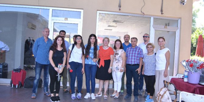 Yeni öğrenciler Fethiye’de çiçeklerle karşılandı