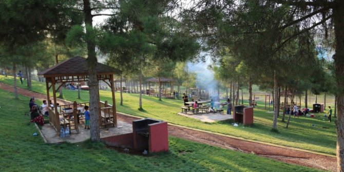 Sıcaktan bunalan vatandaşlar hafta sonu parklara akın etti