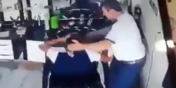 Berber müşterisinin saçlarını yaktı