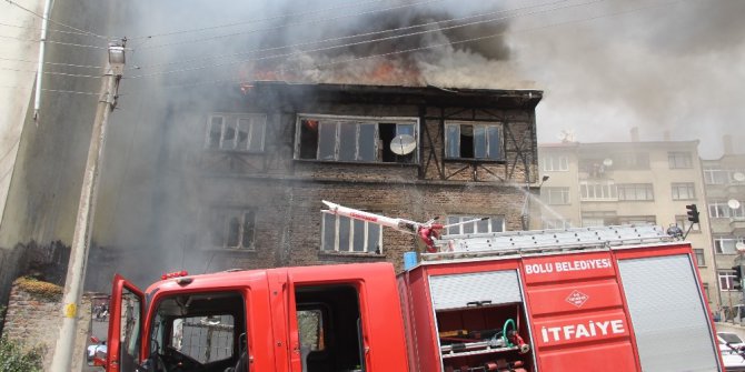 Cadde üzerinde çıkan yangın büyük korku yaşattı