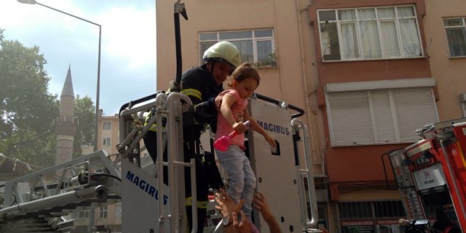 Yangında mahsur kalan kızı itfaiye ekipleri kurtardı.