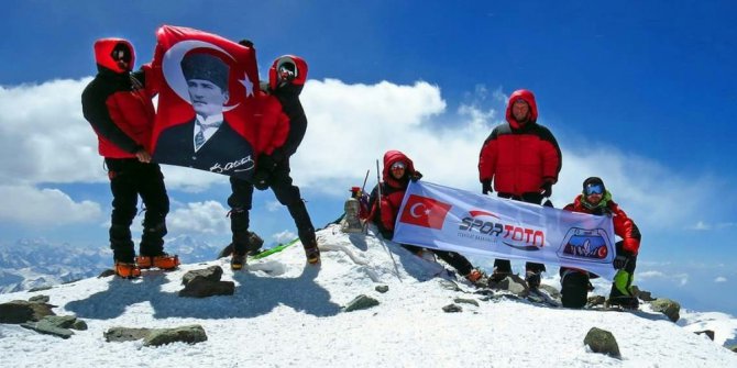 Zekiye Kaya, Peak Lenin zirvesinde