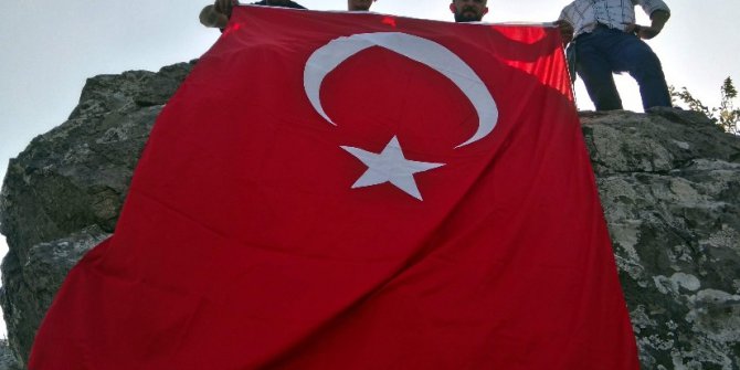 Kastamonulu gençler, Şehit Eren Bülbül’ü zirveye bayrak dikerek andı